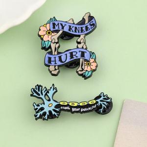Tendance émail neurone broche broche dessin animé personnalité lettre 'My Kenees Hurt' pour les mariages et cadeaux des femmes technologie de placage - Product Image 4