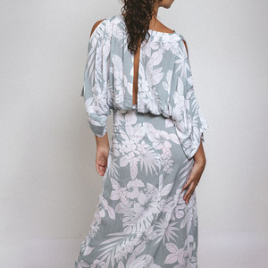 Robe maxi en rayonne respirante, à imprimé floral hawaïen, épaules dénudées, dos nu, avec fentes et manches ouvertes, sur mesure. - Product Image 3