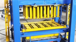 Machine à fabriquer des blocs à bas prix <span class=keywords><strong>pour</strong></span> le bâtiment, petite machinerie de fabrication de briques creuses en béton QTJ4-40 - Product Image 2