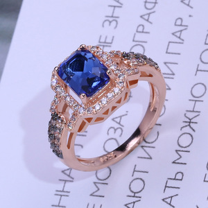 Anello di Fidanzamento Classico Bicolore con Pietra Quadrata Blu per Donne, Regalo Elegante con Design Intarsiato, Gioiello di Moda in Rame - Product Image 4