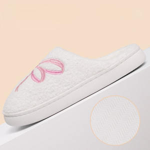 Pantuflas de regalo para el Día de San Valentín para mujer, pantuflas de interior para otoño e invierno, bordadas, peludas, antideslizantes, con lazo. - Product Image 5