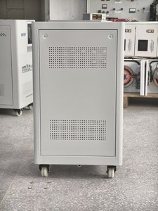 Stabilisateur de tension robuste 10 kVA 30 kVA 20 kVA, sortie 120 V, avec certifications CE et ISO, pour restaurants mexicains - Product Image 4