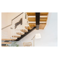 Escalier flottant sur mesure avec supports en acier, marches en chêne fumé, main courante en laiton, balustrade en corde, style nautique