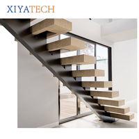 Escalier flottant contemporain XIYATECH avec marches en bois massif éclairées par LED, garde-corps en verre et limon en acier invisible