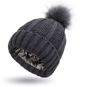 Vente en gros Bonnet en acrylique doublé satin/soie avec doublure élastique pour garder la chaleur automne-hiver Bonnet tricoté avec boule à pompon pour unisexe - Product Image 5