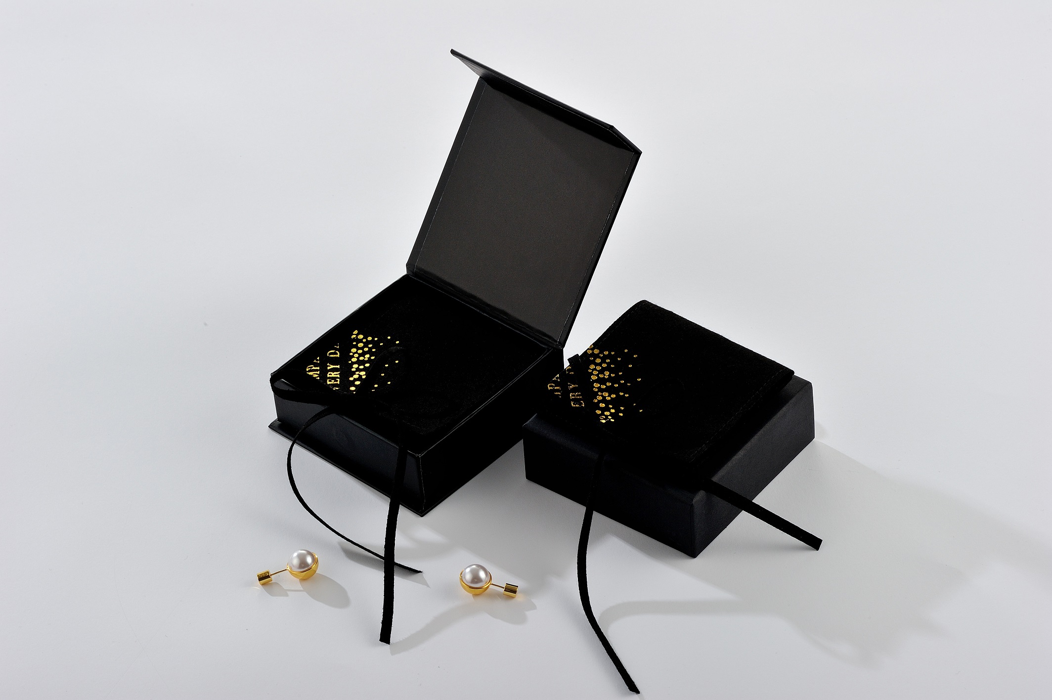 Magnetic box +pouch