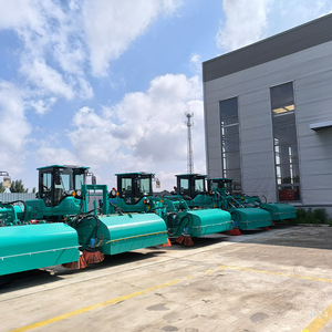 Balayeuse routière hydraulique avec chargeur, capacité 1,10t, alimentée au diesel, pour le nettoyage industriel - Product Image 4