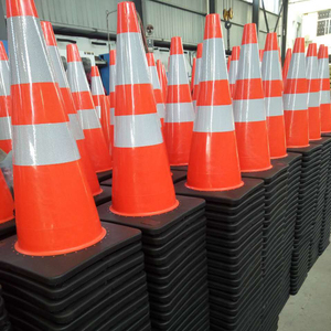 Cône de signalisation routière réfléchissant en PVC pour la construction de bâtiments et les avertissements routiers - Product Image 4
