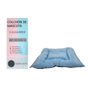 Set di Quattro Pezzi per Cuccia per Cani in Velluto Cristallizzato Goffrato Blu Cielo con Design a Cuore - Product Image 2