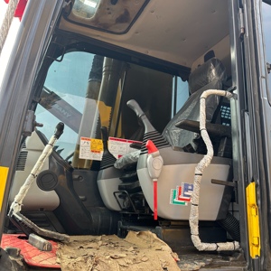 Maquinaria de movimiento de tierras usada al 95% nueva, excavadora de cadenas Komatsu PC240 de 24 toneladas con cuchilla de relleno en venta. - Product Image 5