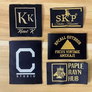 ป้ายผ้าโพลีเอสเตอร์ถักสีแดงเข้มป้ายผ้าโพลีเอสเตอร์สำหรับเสื้อผ้าป้ายเย็บคอสี่เหลี่ยมพิมพ์ลายหน้าจอสำหรับตัดด้วยเลเซอร์ - Product Image 3