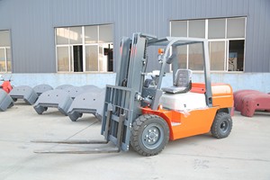 Empilhadeira Diesel/Gás de 3 Toneladas com Pneus Sólidos para Uso Interno, Fabricante Chinês OEM/ODM, com Ferramentas Personalizáveis e Opcionais - Product Image 3