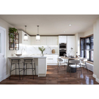 Cuisine équipée sur mesure de luxe en blanc de Vermont avec four intégré, réfrigérateur et tiroirs à fermeture douce pour hôtel haut de gamme