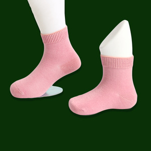 Vente en gros de chaussettes de cheville unisexes de couleur unie pour bébé, chaussettes d'équipage en Fiber de bambou sans couture pour garçons de 0 à 15 ans - Product Image 5
