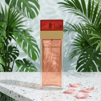 Parfum féminin, flacon en verre rectangulaire haut, bande dorée ambrée, capuchon rouge, boîte bordeaux rose, marbre, longue durée