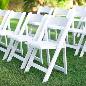 Design personalizzato all'ingrosso giardino esterno <span class=keywords><strong>bianco</strong></span> imbottito <span class=keywords><strong>Wimbledon</strong></span> pieghevole portatile in resina di plastica leggera sedia per la festa di nozze - Product Image 1