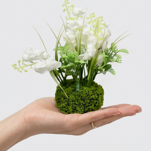 Composition de table en boule de mousse artificielle avec lys de la vallée, mini-plante portable, décoration d'intérieur, idée cadeau pour bureau - Product Image 1