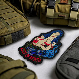 2D Gummi Sexy KISS of DEATH Damen PVC Gummi Blaues Herz Frau mit Kanone Gummi-Patch für Taschen Hüte Jacken Aufnähbarer Buchstaben-Patch - Product Image 2