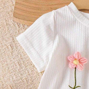 Conjunto de Dos Piezas para Niñas Pequeñas, <span class=keywords><strong>Ropa</strong></span> de Verano, Top de Manga Corta con Estampado Floral Tridimensional y Pantalones Acampanados - Product Image 4