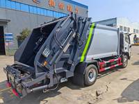 Camion poubelle compactable avec benne capable de suspendre deux bacs à déchets en plastique de 240 L
