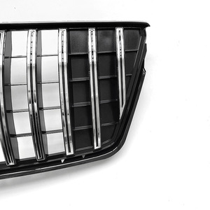 Grille Mercedes-Benz Classe GL X164 2010-2012, style GT à trois barres, entièrement noire avec bandes argentées, matériau ABS - Product Image 2