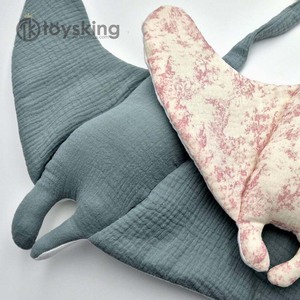 Peluche di <span class=keywords><strong>Manta</strong></span> in Doppia Garza di Cotone - <span class=keywords><strong>Animale</strong></span> di Peluche Super Morbido e Abbracciabile, Decorazione per Cameretta, Giocattolo Sicuro per Neonati - Product Image 2