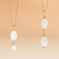 Collier élégant pour filles, style royal français, plaqué or 18 carats PVD, chaîne trombone, avec double pendentif baroque irrégulier en perle d'eau douce