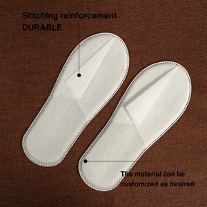 Chaussons d'hôtel blancs personnalisables en non-tissé, matelassés à grille, à bout fermé, pour hôtels 5 étoiles et spas - Product Image 3