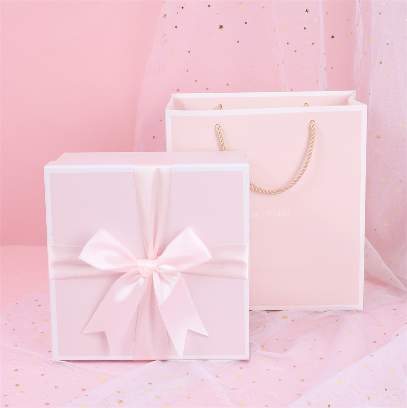 Nœud rose ; 20,5*20,5*10 (boîte cadeau + sac cadeau)