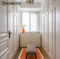 Conception de dressing moderne et luxueux sur mesure pour l'aménagement de propriétés, avec organisation optimisée pour les intérieurs de chambres de villas