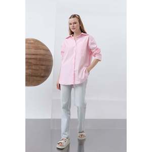 เสื้อเชิ้ตผู้หญิงสีชมพู ดีไซน์โบว์ด้านหลัง ผ้าเนื้อบางเบา เหมาะสำหรับใส่ทำงานและลำลอง สไตล์ผู้หญิง - Product Image 4
