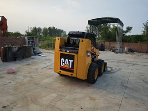 Cargadora Compacta Caterpillar 246C Amarilla, Equipo de Construcción Compacto con Capacidad de 2 Toneladas - Product Image 2