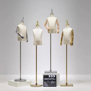 Mannequin Buste d'Enfant Tendance avec Tête Chromée Bras Réglable en Bois Doré et Base Épaisse en Métal pour le Haut du Corps - Product Image 3