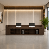 Bureau d'accueil élégant en bois, écologique, minimaliste et moderne pour hôtels et salons de beauté