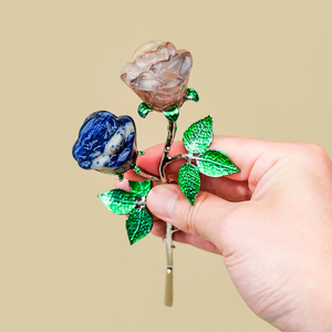 Ornement en cristal naturel sculpté en forme <span class=keywords><strong>de</strong></span> <span class=keywords><strong>rose</strong></span> à double tête, <span class=keywords><strong>rose</strong></span> en cristal avec feuilles vertes pour la décoration <span class=keywords><strong>de</strong></span> la maison - Product Image 4