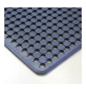 10米长黑色橡胶排水地板垫UTE孔垫
