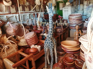 Statue d'animal tribal sculptée à la main en bois naturel africain, artisanat d'art africain authentique pour la vente en gros - Product Image 5