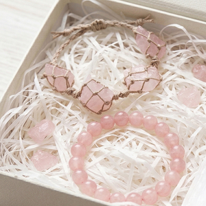 กำไลข้อมืออะมีทิสต์ดิบธรรมชาติถักแบบมาคราเม่ ทำมือ สไตล์โบโฮ ประดับคริสตัลบำบัด ปรับขนาดได้ สายเชือกเคลือบแว็กซ์ - Product Image 3