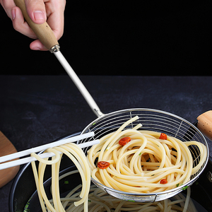 Colador de acero inoxidable con mango de madera, colador de pasta de malla metálica, espumadera de cocina. - Product Image 6