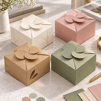 Boîte cadeau carrée en carton texturé avec fermeture à pétales découpés, emballage pliable, marque privée
