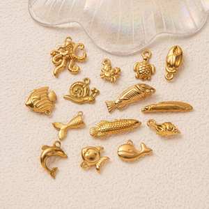 Collier pendentif poisson en acier inoxydable plaqué or 18 carats pour femme, style aquarium tendance, avec placage sous vide - Product Image 1