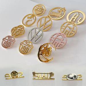 Benutzer definierte Metall vergoldete Strass steine Logo Ausschnitt Hohl aus geschnitten Magnetische Edelstahl Brief Brosche Anstecknadel Abzeichen - Product Image 2