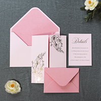 Suite d'invitations de mariage de luxe rose poudré avec dorure à chaud or, motif orchidée, avec enveloppe doublée et cartes d'accompagnement