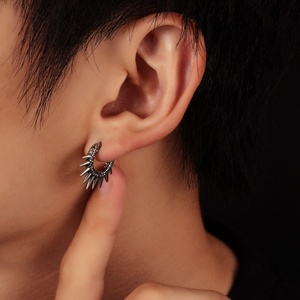 Pendientes de Aro con Púas de Acero Quirúrgico, Hipoalergénicos, Estilo Punk Gótico, Diseño Huggie, Accesorio de Moda Unisex, Regalo para Hombre - Product Image 3