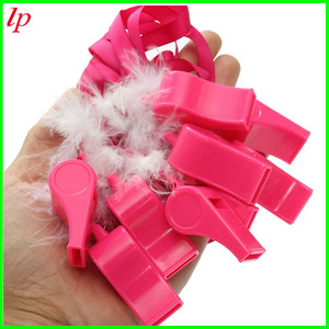 Sifflet en plastique rouge rose à plumes avec ruban pour fête de bachelorette LPP4032 - Product Image 2