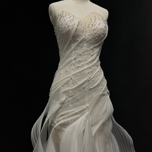 Vestido de Novia de Lujo Moderno NT48 con Escote Corazón, Encaje Floral, Apliques de Cristal y Volantes Estilo Sirena - Product Image 3