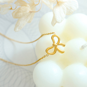 Collar con colgante de lazo delicado minimalista chapado en oro de 18 quilates de acero inoxidable para mujer, regalo - Product Image 1