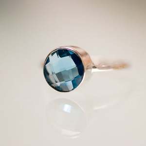 Argent Sterling 92.5 avec topaze bleue de Londres polie en or forme ronde dernière conception simple bague en gros dernière conception simple - Product Image 2