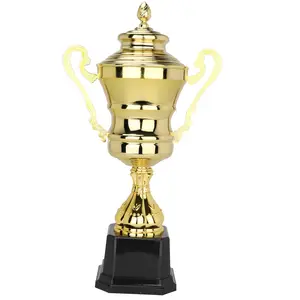 Piala logam penghargaan perak di dasar plastik hitam atau kayu untuk kompetisi olahraga pertandingan