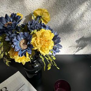 Arrangement de fleurs artificielles de tournesol et de pivoine, fleurs en soie mélangées dans un vase en verre noir pour la décoration de la maison - Product Image 2